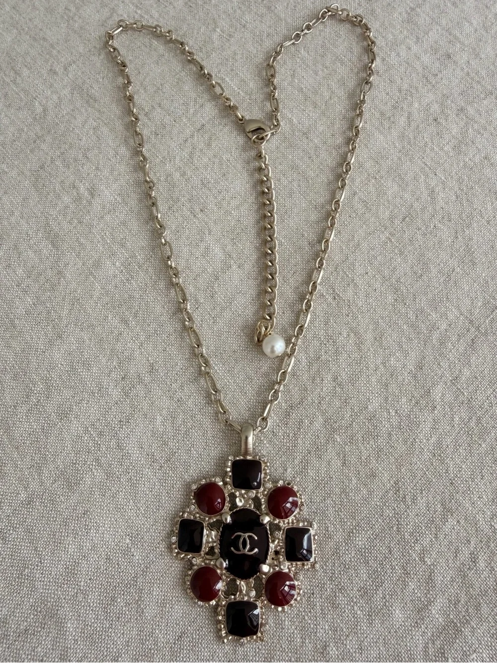🍷CHANEL Gold-Tone Pendant Necklace with Black & Deep Red Enamels✨